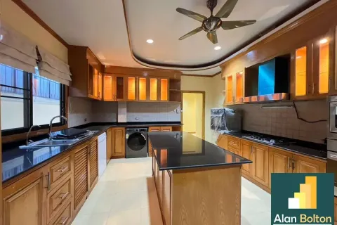 Casa de 4 dormitorios en Pattaya, Tailandia № 211143 - foto 11