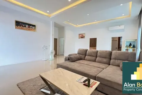 Casa de 3 dormitorios en Pattaya, Tailandia № 211145 - foto 10
