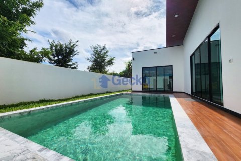 House in Pattaya, Thailand 4 bedrooms № 196141