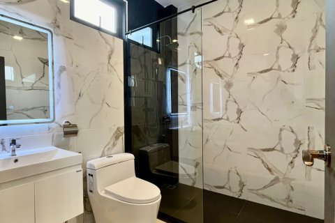 Villa in Phuket, Thailand 4 bedrooms № 157944 - photo 12