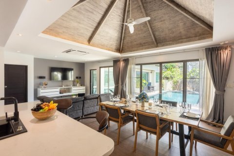 Villa in Phuket, Thailand 5 bedrooms № 147892 - photo 1