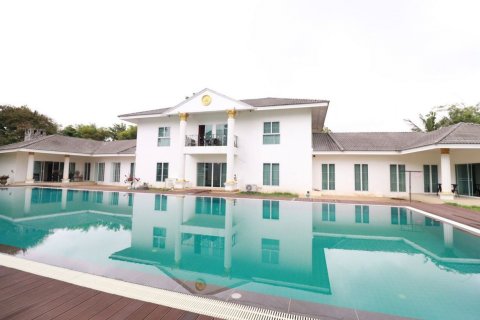 House in Chiang Mai, Thailand 6 bedrooms № 119951 - photo 1