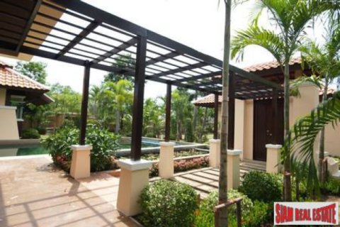 Villa on Jomtien Beach, Pattaya, Thailand 3 bedrooms № 192755 - photo 2