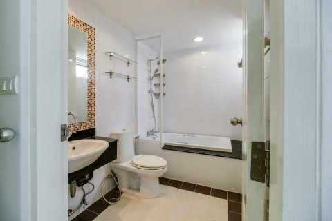 Condo in Phra Khanong, Bangkok, Thailand, 2 bedrooms № 173514 - photo 9