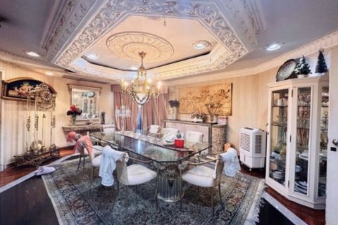 Condo in Watthana, Bangkok, Thailand, 4 bedrooms  № 133840 - photo 13