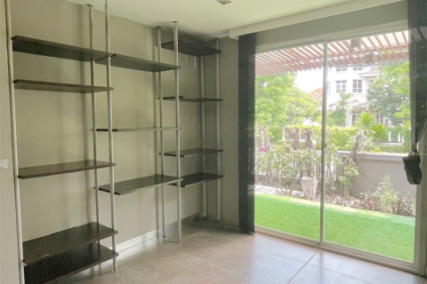 House in Bangkok, Thailand 4 bedrooms № 189329