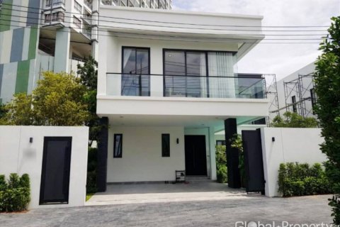 Дом в Паттайе, Таиланд с 4 спальнями  № 113604 - фото 1