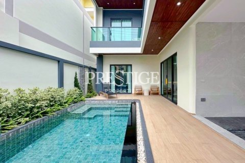 House in Pattaya, Thailand 4 bedrooms № 198034