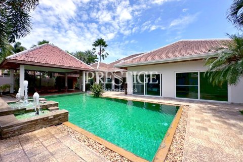 House in Pattaya, Thailand 4 bedrooms № 198036