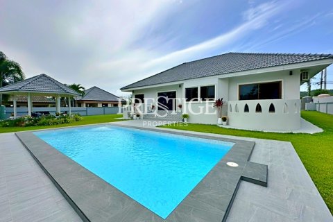 House in Pattaya, Thailand 3 bedrooms № 198035