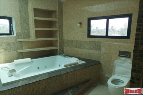 Villa on Jomtien Beach, Pattaya, Thailand 4 bedrooms № 203242 - photo 3