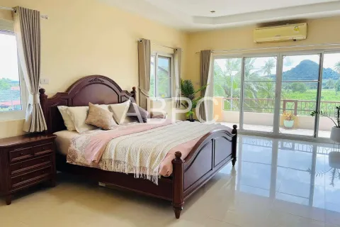 Casa de 4 dormitorios en Pattaya, Tailandia № 211677 - foto 13