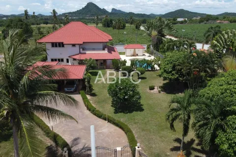 Casa de 4 dormitorios en Pattaya, Tailandia № 211677 - foto 5