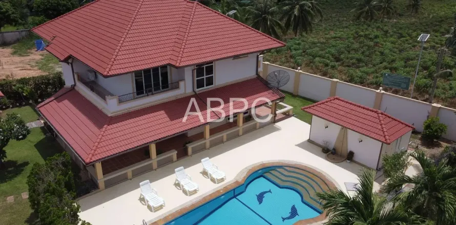 Casa de 4 dormitorios en Pattaya, Tailandia № 211677