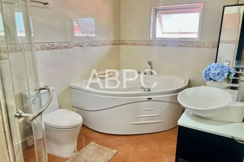 Casa de 4 dormitorios en Pattaya, Tailandia № 211677 - foto 12