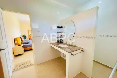 Casa de 4 dormitorios en Pattaya, Tailandia № 211677 - foto 3