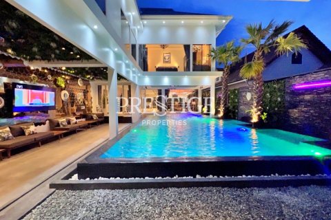 House in Pattaya, Thailand 8 bedrooms № 198625