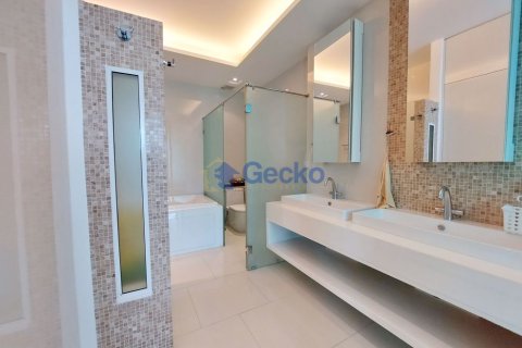 Condo in Pattaya, Thailand, 2 bedrooms № 196782 - photo 16