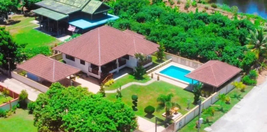 Villa in Rayong, Thailand 2 bedrooms № 154337