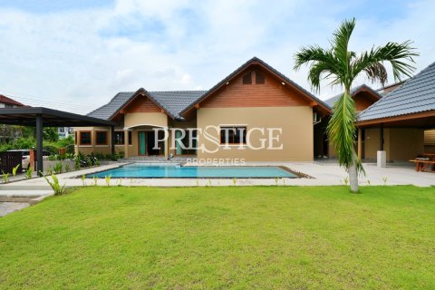 House in Pattaya, Thailand 5 bedrooms № 198391
