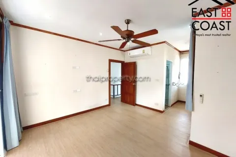 Casa de 3 dormitorios en Jomtien Beach, Pattaya, Tailandia № 213272 - foto 11
