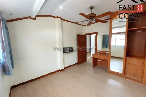 Casa de 3 dormitorios en Jomtien Beach, Pattaya, Tailandia № 213272 - foto 23