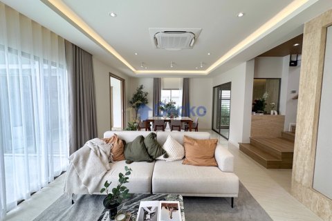 Casa de 4 dormitorios en Pattaya, Tailandia № 209395 - foto 15