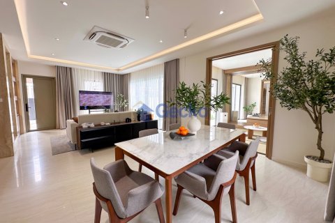 Casa de 4 dormitorios en Pattaya, Tailandia № 209395 - foto 8