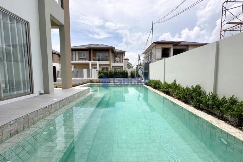 Casa de 4 dormitorios en Pattaya, Tailandia № 209395 - foto 5