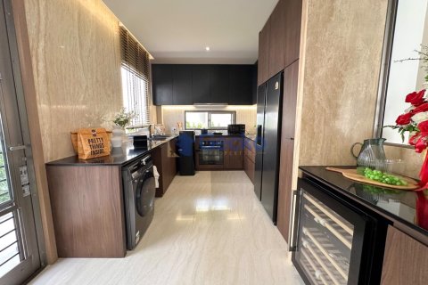 Casa de 4 dormitorios en Pattaya, Tailandia № 209395 - foto 12