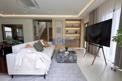 Casa de 4 dormitorios en Pattaya, Tailandia № 209395 - foto 11