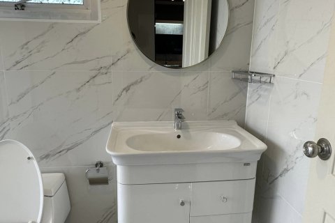 Condo in Huai Khwang, Bangkok, Thailand, 2 bedrooms  № 163358 - photo 5