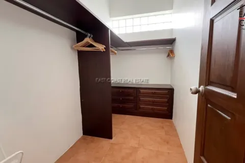 Casa de 5 dormitorios en Pattaya, Tailandia № 213046 - foto 4