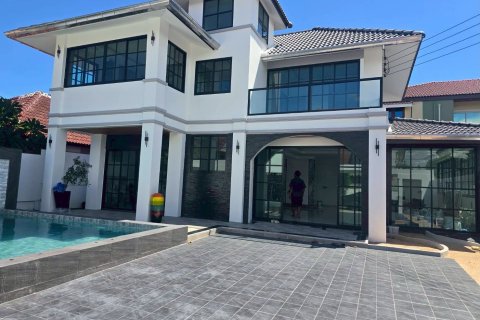 Villa in Pattaya, Thailand 4 bedrooms № 209169 - photo 2