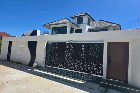Villa in Pattaya, Thailand 4 bedrooms № 209169 - photo 6