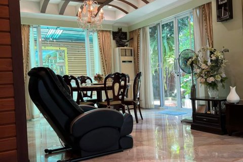 Villa in Bangkok, Thailand 4 bedrooms № 133817 - photo 23