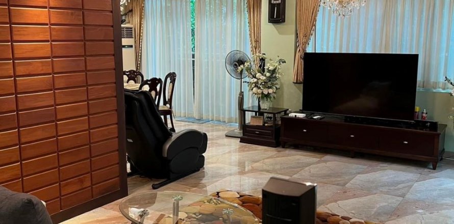 Villa in Bangkok, Thailand 4 bedrooms № 133817