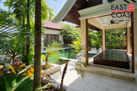Casa de 4 dormitorios en Pattaya, Tailandia № 213792 - foto 3