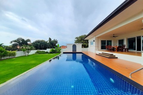 Villa in Hua Hin, Thailand 4 bedrooms № 167986 - photo 2