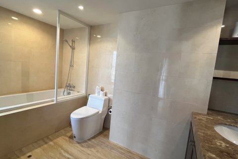Condo in Watthana, Bangkok, Thailand, 3 bedrooms  № 201007 - photo 21