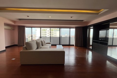 Condo in Watthana, Bangkok, Thailand, 3 bedrooms  № 201007 - photo 16