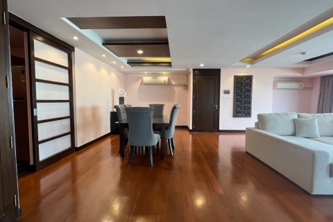 Condo in Watthana, Bangkok, Thailand, 3 bedrooms  № 201007 - photo 11