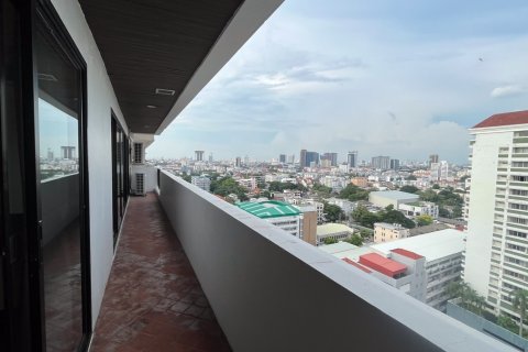 Condo in Watthana, Bangkok, Thailand, 3 bedrooms  № 201007 - photo 9