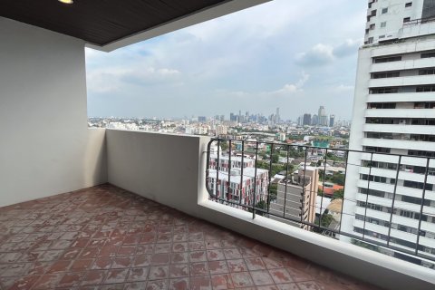 Condo in Watthana, Bangkok, Thailand, 3 bedrooms  № 201007 - photo 23