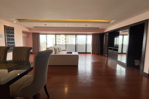 Condo in Watthana, Bangkok, Thailand, 3 bedrooms  № 201007 - photo 14