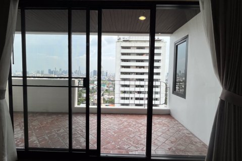 Condo in Watthana, Bangkok, Thailand, 3 bedrooms  № 201007 - photo 22