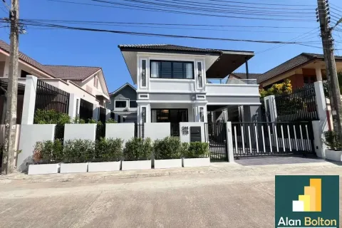 Casa de 4 dormitorios en Pattaya, Tailandia № 211421 - foto 2