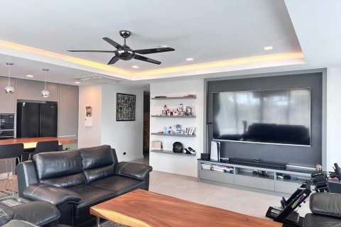 Condo in Pattaya, Thailand, 3 bedrooms № 154024 - photo 1