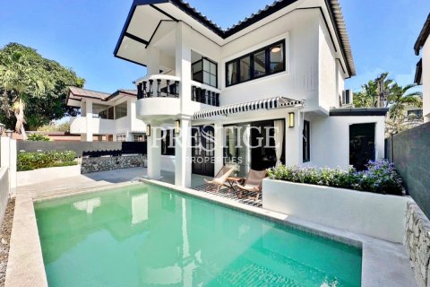 House in Pattaya, Thailand 4 bedrooms № 198261