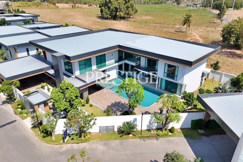 House in Pattaya, Thailand 6 bedrooms № 198262